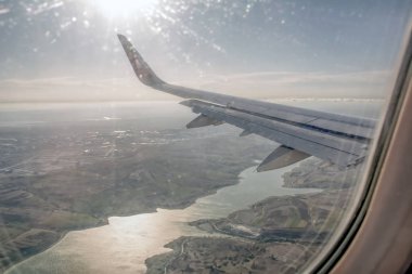 İstanbul Türkiye - 09 Ağustos 2019: İstanbul Havalimanı 'na inerken Türk Hava Yolları uçağının kanadı. İstanbul 'un uçaktan görünüşü