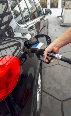 Gaz dolumu. Arabada benzin istasyonunda benzin yakıt pompalama adamın yakın çekim.