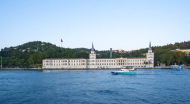İstanbul, Türkiye - 23 Temmuz 2019: Kuleli Askeri Lisesi, İstanbul, Türkiye. Kuleli Askeri Lisesi binası, orijinal adıyla Kuleli Süvari Kışlası, Osmanlı Ermeni mimar Garabet Balyan ve onun konseri tarafından tasarlanmıştır.
