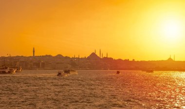Türkiye'de Müslüman mimarisi ve su taşıma - güzel manzara turistik yerlerinden denizden Boğaz üzerinde yolculuk. Cityscape gün batımında - Istanbul 'un eski Camii ve Türk vapurlar, görüntülemek Haliç '.