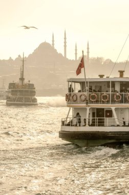 Türkiye'de Müslüman mimarisi ve su taşıma - güzel manzara turistik yerlerinden denizden Boğaz üzerinde yolculuk. Cityscape gün batımında - Istanbul 'un eski Camii ve Türk vapurlar, görüntülemek Haliç '.