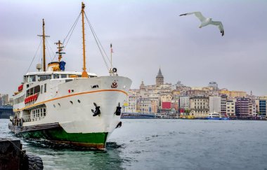 Türkiye'de Müslüman mimarisi ve su taşıma - güzel manzara turistik yerlerinden denizden Boğaz üzerinde yolculuk. Cityscape gün batımında - Istanbul 'un eski Camii ve Türk vapurlar, görüntülemek Haliç '.