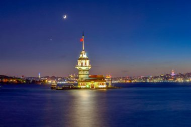 İstanbul 'daki bakir kulenin arka planında Türk çayı