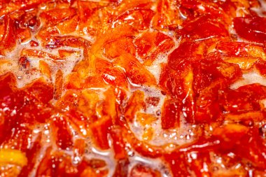 Yapışkan ayva reçeli ve tahta kaşık.