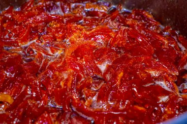 Yapışkan ayva reçeli ve tahta kaşık.