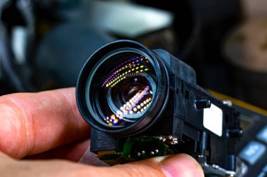 Kamera merceği açığı ayarlıyor ve yakınlaştırılıyor ve çıkarılıyor