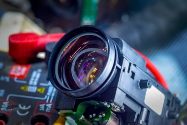 Kamera merceği açığı ayarlıyor ve yakınlaştırılıyor ve çıkarılıyor