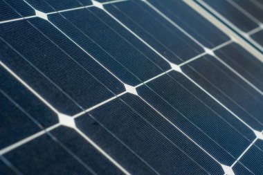 Mavi gökyüzüne karşı güneş panelleri