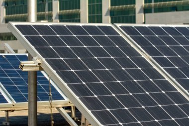 Mavi gökyüzüne karşı güneş panelleri