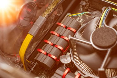 Elektronik parçalar ve tamir servisi, tamirci bir elektronik devreyi tamir eder, metin boşluğu.
