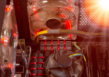 Elektronik parçalar ve tamir servisi, tamirci bir elektronik devreyi tamir eder, metin boşluğu.