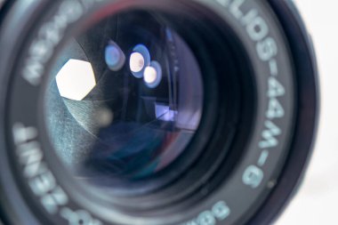 Kamera merceği açığı ayarlıyor ve yakınlaştırılıyor ve çıkarılıyor