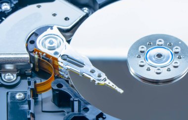 Bilgisayardan parçalanmış sabit disk. Ayna efektli. Hdd disk sürücüsünden ayna efektleriyle birlikte sabit disk açıldı. Bilgisayarın bir parçası, dizüstü bilgisayar.