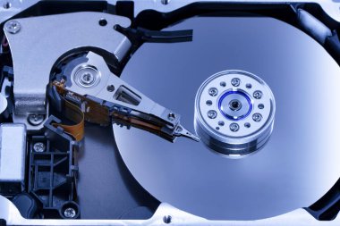 Bilgisayardan parçalanmış sabit disk. Ayna efektli. Hdd disk sürücüsünden ayna efektleriyle birlikte sabit disk açıldı. Bilgisayarın bir parçası, dizüstü bilgisayar.
