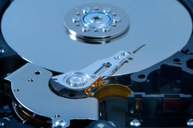 Bilgisayardan parçalanmış sabit disk. Ayna efektli. Hdd disk sürücüsünden ayna efektleriyle birlikte sabit disk açıldı. Bilgisayarın bir parçası, dizüstü bilgisayar.