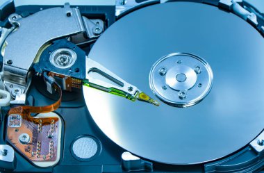 Bilgisayardan parçalanmış sabit disk. Ayna efektli. Hdd disk sürücüsünden ayna efektleriyle birlikte sabit disk açıldı. Bilgisayarın bir parçası, dizüstü bilgisayar.