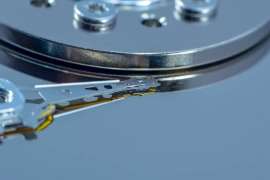 Bilgisayardan parçalanmış sabit disk. Ayna efektli. Hdd disk sürücüsünden ayna efektleriyle birlikte sabit disk açıldı. Bilgisayarın bir parçası, dizüstü bilgisayar.