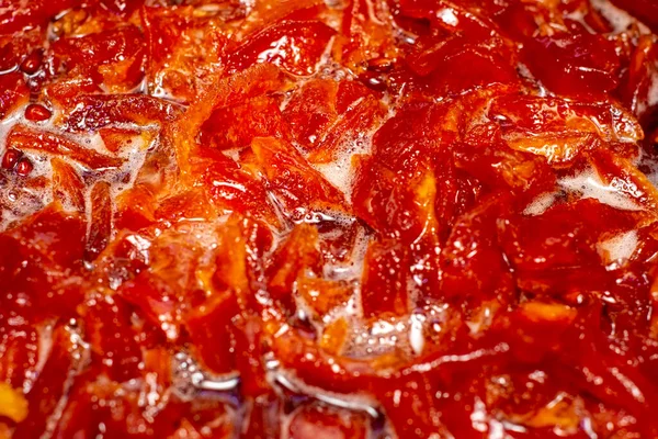 Yapışkan ayva reçeli ve tahta kaşık.