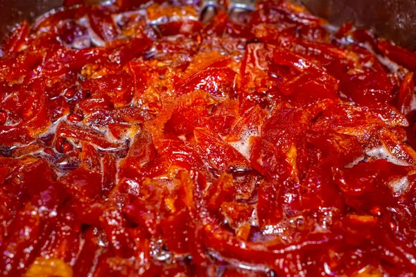 Yapışkan ayva reçeli ve tahta kaşık.