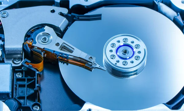Bilgisayardan parçalanmış sabit disk. Ayna efektli. Hdd disk sürücüsünden ayna efektleriyle birlikte sabit disk açıldı. Bilgisayarın bir parçası, dizüstü bilgisayar.