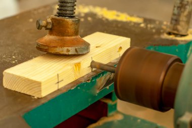 Meslek, insanlar, marangozluk, marangozluk ve marangozluk konsepti - marangozluk atölyede marangozluk işiyle uğraşan marangozlar