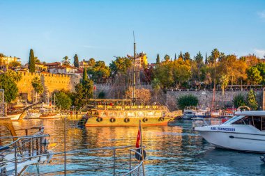Antalya / Türkiye 14 Aralık 2019: Antalya Kaleii Eski Kenti (Kaleici), Türkiye 'nin Antalya kentindeki Akdeniz mimari kültürünün eski ev penceresini kapatın