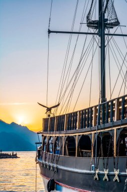 Antalya / Türkiye 14 Aralık 2019: Antalya Kaleii Eski Kenti (Kaleici), Türkiye 'nin Antalya kentindeki Akdeniz mimari kültürünün eski ev penceresini kapatın