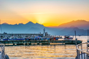 Antalya / Türkiye 14 Aralık 2019: Antalya Kaleii Eski Kenti (Kaleici), Türkiye 'nin Antalya kentindeki Akdeniz mimari kültürünün eski ev penceresini kapatın