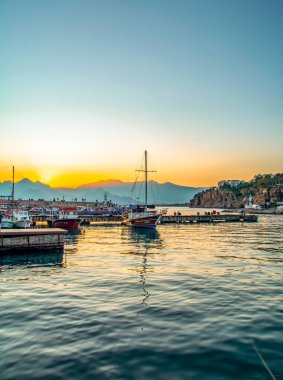 Antalya / Türkiye 14 Aralık 2019: Antalya Kaleii Eski Kenti (Kaleici), Türkiye 'nin Antalya kentindeki Akdeniz mimari kültürünün eski ev penceresini kapatın