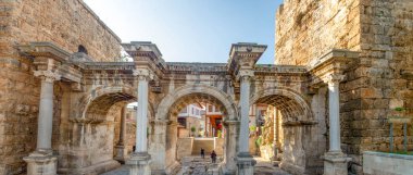 Antalya / Türkiye 14 Aralık 2019: Antalya Kaleii Eski Kenti (Kaleici), Türkiye 'nin Antalya kentindeki Akdeniz mimari kültürünün eski ev penceresini kapatın