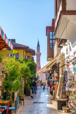 Antalya / Türkiye 14 Aralık 2019: Antalya Kaleii Eski Kenti (Kaleici), Türkiye 'nin Antalya kentindeki Akdeniz mimari kültürünün eski ev penceresini kapatın