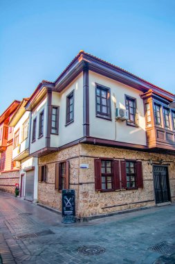 Antalya / Türkiye 14 Aralık 2019: Antalya Kaleii Eski Kenti (Kaleici), Türkiye 'nin Antalya kentindeki Akdeniz mimari kültürünün eski ev penceresini kapatın