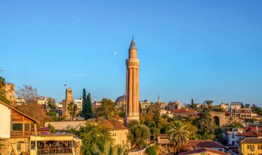 Antalya / Türkiye 14 Aralık 2019: Antalya Kaleii Eski Kenti (Kaleici), Türkiye 'nin Antalya kentindeki Akdeniz mimari kültürünün eski ev penceresini kapatın