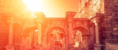 Antalya / Türkiye 14 Aralık 2019: Antalya Kaleii Eski Kenti (Kaleici), Türkiye 'nin Antalya kentindeki Akdeniz mimari kültürünün eski ev penceresini kapatın