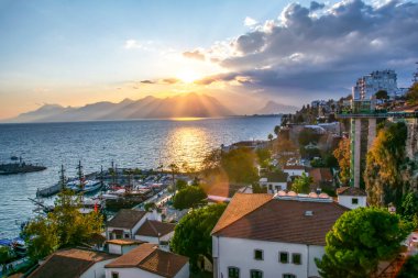 Antalya / Türkiye 14 Aralık 2019: Antalya Kaleii Eski Kenti (Kaleici), Türkiye 'nin Antalya kentindeki Akdeniz mimari kültürünün eski ev penceresini kapatın