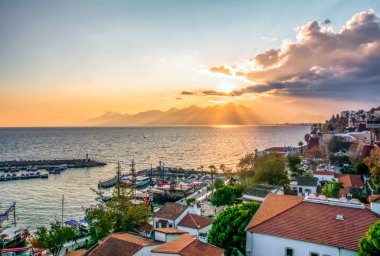 Antalya / Türkiye 14 Aralık 2019: Antalya Kaleii Eski Kenti (Kaleici), Türkiye 'nin Antalya kentindeki Akdeniz mimari kültürünün eski ev penceresini kapatın