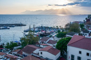 Antalya / Türkiye 14 Aralık 2019: Antalya Kaleii Eski Kenti (Kaleici), Türkiye 'nin Antalya kentindeki Akdeniz mimari kültürünün eski ev penceresini kapatın