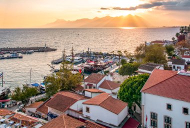 Antalya / Türkiye 14 Aralık 2019: Antalya Kaleii Eski Kenti (Kaleici), Türkiye 'nin Antalya kentindeki Akdeniz mimari kültürünün eski ev penceresini kapatın