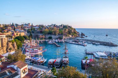 Antalya / Türkiye 14 Aralık 2019: Antalya Kaleii Eski Kenti (Kaleici), Türkiye 'nin Antalya kentindeki Akdeniz mimari kültürünün eski ev penceresini kapatın