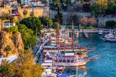 Antalya / Türkiye 14 Aralık 2019: Antalya Kaleii Eski Kenti (Kaleici), Türkiye 'nin Antalya kentindeki Akdeniz mimari kültürünün eski ev penceresini kapatın