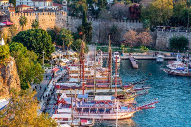 Antalya / Türkiye 14 Aralık 2019: Antalya Kaleii Eski Kenti (Kaleici), Türkiye 'nin Antalya kentindeki Akdeniz mimari kültürünün eski ev penceresini kapatın