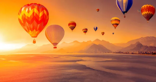 Heißluftballon Fliegt Über Antalya Himmel Bei Sonnenuntergang Und Hohe Berge — Stockfoto