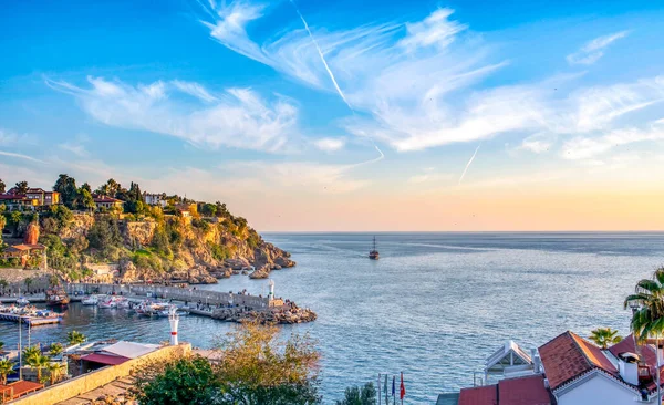 Antalya / Türkiye 14 Aralık 2019: Antalya Kaleii Eski Kenti (Kaleici), Türkiye 'nin Antalya kentindeki Akdeniz mimari kültürünün eski ev penceresini kapatın