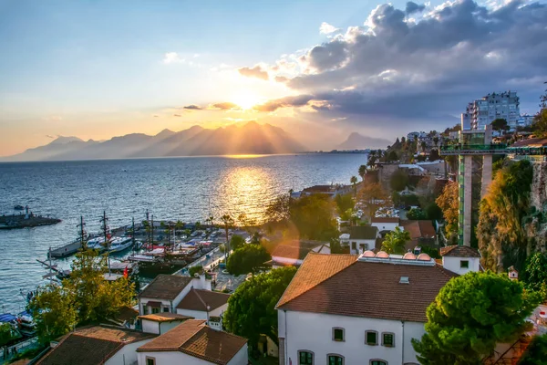 Antalya / Türkiye 14 Aralık 2019: Antalya Kaleii Eski Kenti (Kaleici), Türkiye 'nin Antalya kentindeki Akdeniz mimari kültürünün eski ev penceresini kapatın