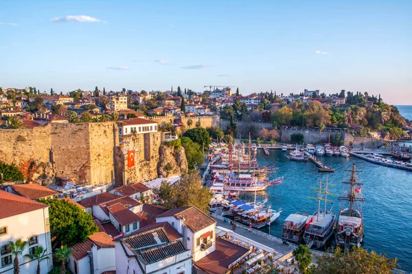 Antalya / Türkiye 14 Aralık 2019: Antalya Kaleii Eski Kenti (Kaleici), Türkiye 'nin Antalya kentindeki Akdeniz mimari kültürünün eski ev penceresini kapatın