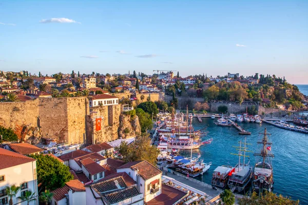 Antalya / Türkiye 14 Aralık 2019: Antalya Kaleii Eski Kenti (Kaleici), Türkiye 'nin Antalya kentindeki Akdeniz mimari kültürünün eski ev penceresini kapatın