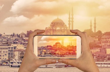  Hindi. Süleyman Camii önünde fotoğraf çeken turist, İstanbul 'un Üçüncü Tepesi' nde yer alan bir Osmanlı İmparatorluk camii. Seyahat kavramı