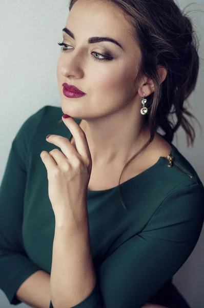 Temiz ve taze bir yüzü olan güzel bir genç kızın yüzü. Yeşil eyses, kırmızı dudaklar ile esmer kadınlar.