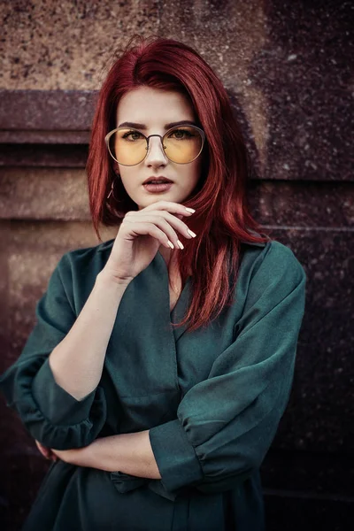 Молода Модна Жінка Романтичній Зеленій Сукні Руді Волосся Позує Біля — стокове фото