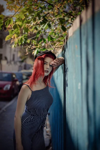 Jeune Femme Mode Vêtements Dans Une Bande Les Cheveux Roux — Photo